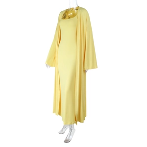 Vue détaillée d'un ensemble jaune vif deux pièces avec robe à bretelles et long cardigan