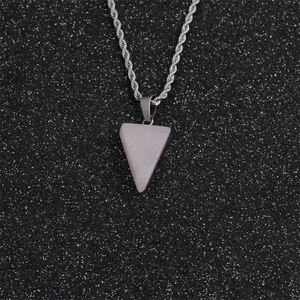 Collier avec pendentif triangle inversé en cristal rose et chaîne torsadée argentée