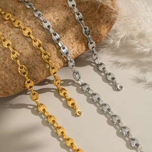 Minimalistisches Schweinenasen-Kettenset aus 18K Gold und Silber auf natürlichem Felsen