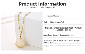 Détail du pendentif en forme d'éventail avec pierre rouge et chaîne en acier doré 18 carats