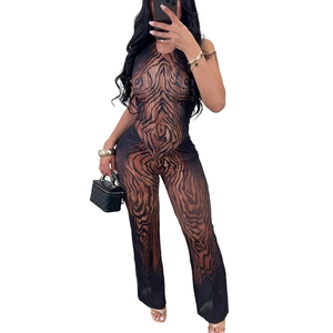 Sexy Mesh-Zweiteiler mit künstlerischem Körperprint, Neckholder-Top und weiten Hosen