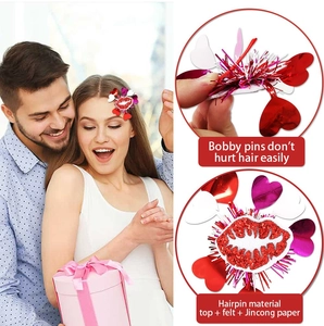 Détail d'une pince à cheveux de Saint-Valentin avec cœur en feutrine et lèvres rouges