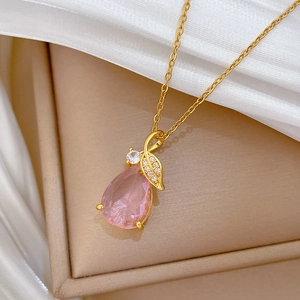 Collier de luxe doré avec motif feuille et pendentif pierre rose en forme de poire