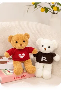 Ours en peluche en pulls tricotés avec motifs de cœur sur un fauteuil confortable