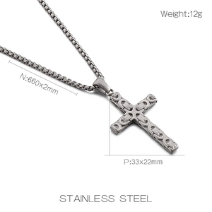 Détails du pendentif croix en acier inoxydable 33x22mm et chaîne 660x2mm en gros plan