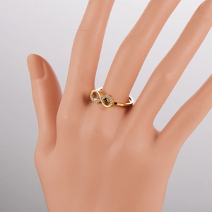 Anello infinito in oro 18 carats con diamanti incastonati e design minimalista lucido