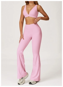 Set fitness rosa due pezzi con reggiseno sportivo e pantaloni yoga a zampa