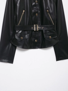 Detailansicht der schwarzen Kunstlederjacke mit Metallreißverschluss, Gürtel und Goldknöpfen