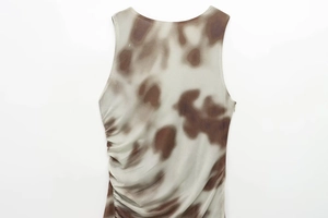 Detail der seitlichen Raffung und braunem Marmor-Tie-Dye-Print auf ärmellosem Kleid