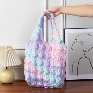 Détail du sac cabas matelassé dégradé macaron avec texture plissée à bulles 3D douce