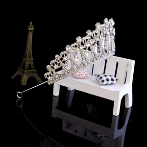 Dettaglio corona barocca da sposa in argento con strass scintillanti e gocce di cristallo