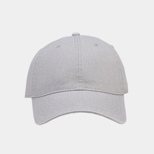 Détail d'une casquette de baseball en coton gris avec structure à 6 panneaux et visière