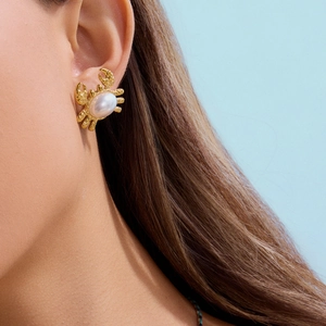 Orecchini a perno a forma di granchio dorato con perla per uno stile marino ed elegante