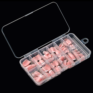 Faux ongles French carrés courts rose et blanc avec boîte de rangement transparente