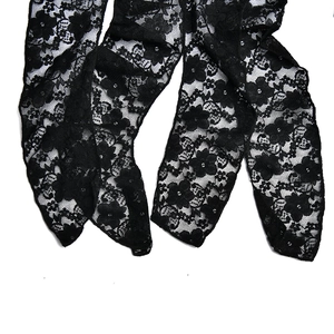 Détail de la texture de dentelle noire avec motifs floraux pour la robe transparente