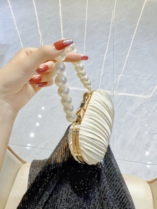 Elegante cremeweiße Abendtasche in Muschelform mit Perlengriff und Faltenstruktur