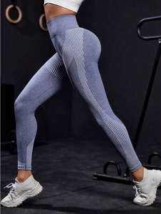 Detail der High-Waist-Leggings mit weißen Seitenstreifen und nahtloser Strickstruktur