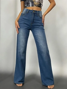 Vista dettagliata dei jeans a vita alta blu scuro con lavaggio classico e gamba dritta