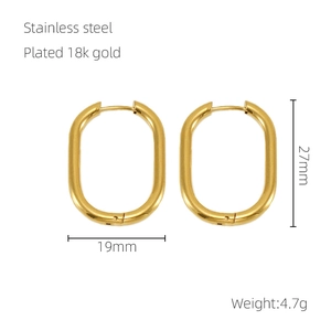 Détail montrant les dimensions et la texture plaquée or 18k des boucles d'oreilles ovales