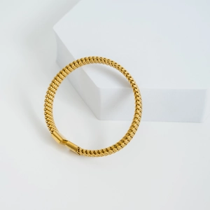Elegante bracciale in acciaio inossidabile dorato con trama intrecciata su supporto