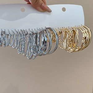 Details von geometrischen Creolen-Sets in Gold und Silber auf Displaykarten