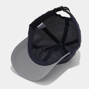 Mesh breathable baseball cap with contrast brim and adjustable buckle for outdoor sports
