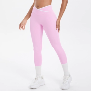 Détail du legging de yoga rose à taille haute avec design croisé et bordure blanche