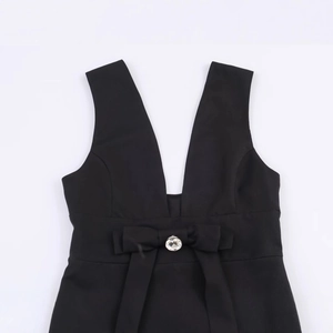 Robe noire chic avec décolleté en V profond, nœud décoratif et bouton en cristal brillant