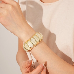 Detail of vintage geometric stretch bracelet with marble finish on female wrist