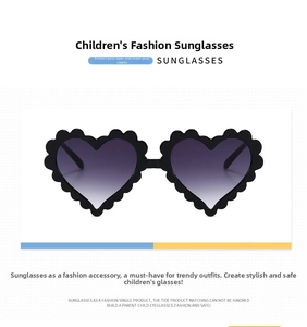 Detail der herzförmigen Sonnenbrille mit Wellenrand und lila Verlaufsgläsern für Kinder