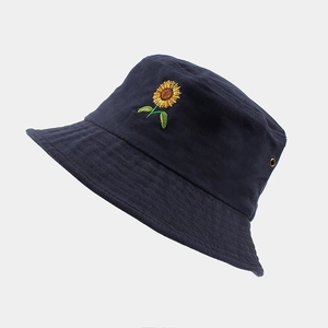 Détail du chapeau bob bleu marine avec broderie tournesol et œillets de ventilation