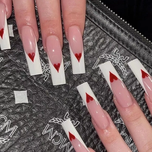 Faux ongles French longs carrés avec motifs de cœurs rouges pour la Saint-Valentin