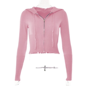 Ensemble en tricot rose avec gilet à capuche et pantalon taille haute sur fond blanc