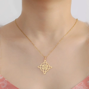 Collier en acier inoxydable doré avec pendentif rose évidé sur une chaîne délicate