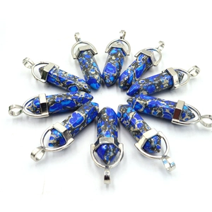 Macro-opname van tien zeshoekige kristallen hangers in blauwe steen met zilveren oogjes
