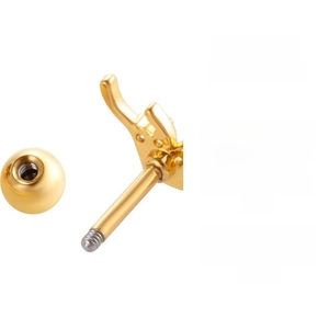 Détail du fermoir à vis doré pour piercing de cartilage avec tige filetée