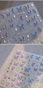 Détail d'autocollants papillon dégradé bleu-violet avec étoiles dorées et chaînettes