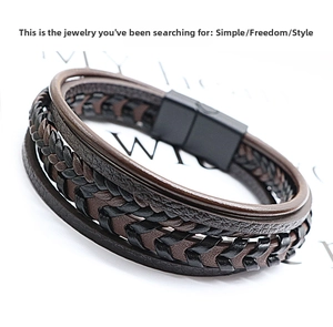 Makroaufnahme von mehrlagigem braunem Lederarmband mit schwarzem Magnetverschluss aus Metall
