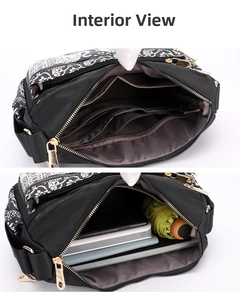 Vista interna della borsa a tracolla in nylon capiente con design multitasca