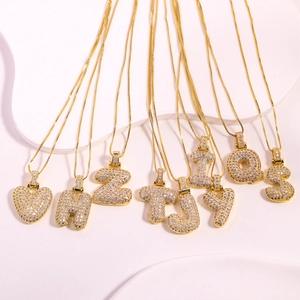 Colliers avec pendentifs de lettres en or sertis de zircons sur chaînes vénitiennes