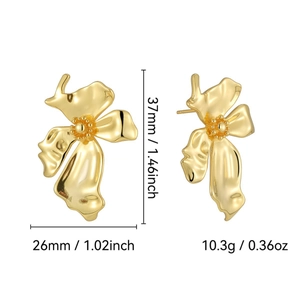 Minimalist gold brass flower earrings with dimensions 37x26mm and 10.3g weight