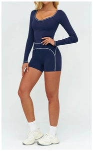 Détail des coutures contrastées blanches sur cet ensemble de yoga bleu marine élastique