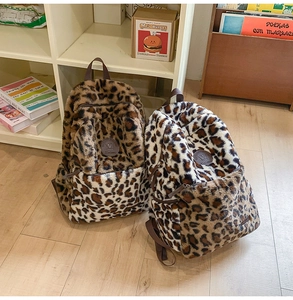 Dettaglio di due zaini in peluche con stampa leopardata e morbida trama in finta pelliccia