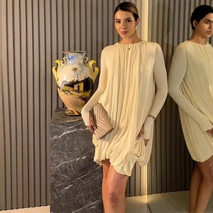 Robe cape beige élégante à plis avec col rond et coupe ample pour femme