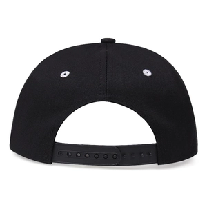 Vista posteriore del cappello snapback nero con chiusura regolabile e occhielli ricamati