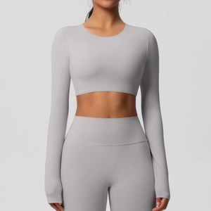 Vue frontale d'un ensemble yoga haut court manches longues et legging gris clair