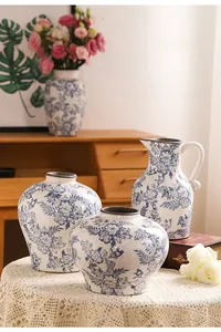 Dettaglio di un vaso in ceramica vintage con motivi floreali blu e smalto screpolato