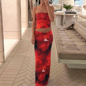 Ensemble deux pièces pour femme avec haut bandeau fleuri et jupe longue taille haute rouge