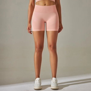 Gros plan du short de yoga sans couture rose montrant la texture en maille respirante