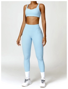 Détail du legging de yoga taille haute bleu clair et du soutien-gorge de sport assorti